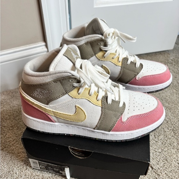 Jordan 1 Mid SE Flowerchid Pastel /Vivid Green/Blanc 6.5 Youth - Picture 1 of 9